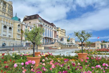 Monaco Ville, Monako - 1 Mayıs 2019 Gül Bahçesi ve Prenses Tiyatrosu.