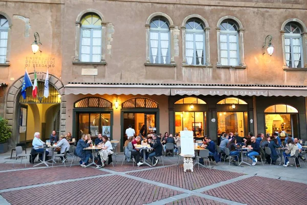 Bergamo Italy October 2018 People Sit Outdoor Restaurant Piazza Vecchia — Stock Photo, Image