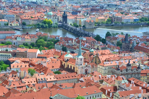 布拉格古城和查尔斯桥地标屋顶景观 — 图库照片