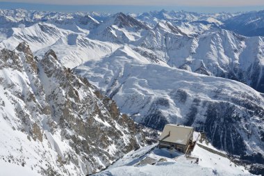 Courmayeur, İtalya - 20 Şubat 2020: Punta Helbronner, İtalya 'dan Alpler' in manzaralı kış manzarası.