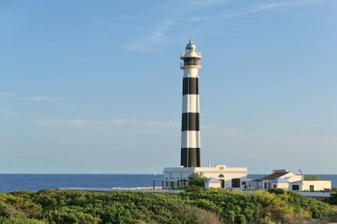 İspanya 'daki Menorca adasında deniz feneri kaptanı d' Artrutx. Balkulak deniz manzarası.