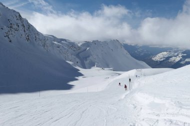 La Thuile 'de kayak pisti, İtalya' da Aosta Vadisi. İtalyan Alpleri kış manzarası.