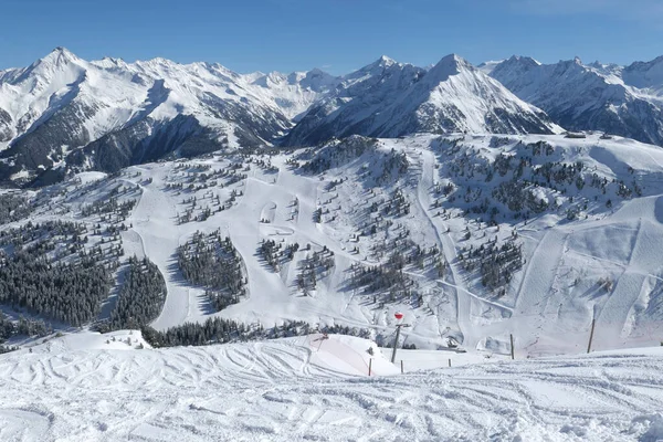 奥地利蒂罗尔阿尔卑斯山冬季全景 Mayrhofen Zillertal山谷的Ski斜坡 — 图库照片