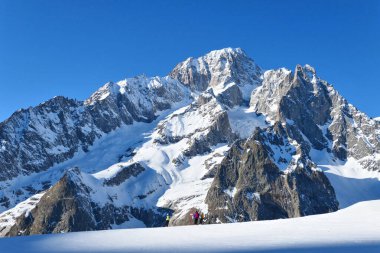 Courmayeur kayak merkezindeki Mont Blanc dağ manzarası. İtalyan Alpleri, Aosta Vadisi.