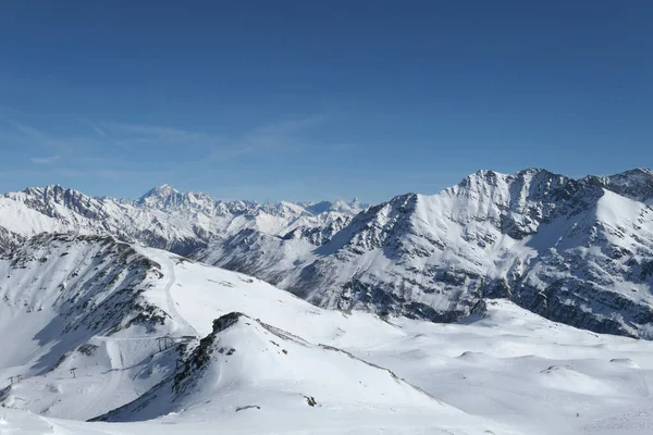 アルプスのパノラマとラ トゥイレ イタリアのアオスタ渓谷のスキー場の景色 冬のイタリアアルプス — ストック写真