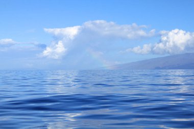 Hawaii 'deki Lahaina adasının üzerinde Pasifik Okyanusu üzerinde sabah gökkuşağı.