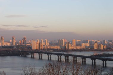 Ukrayna. Kyiv. River Dinyeper. En kalabalık eyaletin başkentinin manzarası.. 