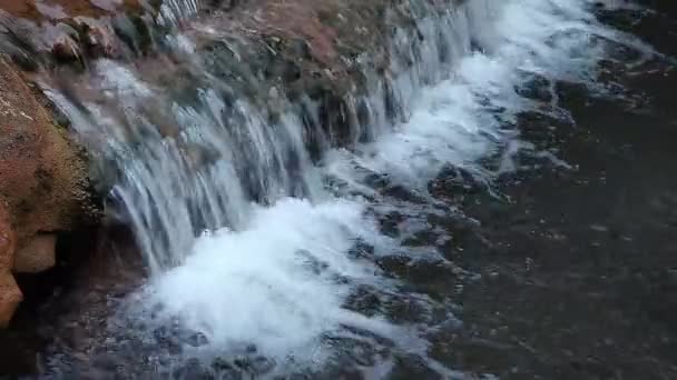 Ручей Течет Каскадному Водопаду — стоковое видео