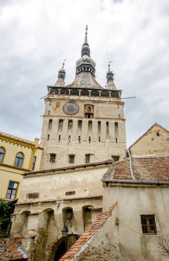 Bu güzel dünya mirası Romanya çok eski binalar ile Sighisoara içinde saat kulesi