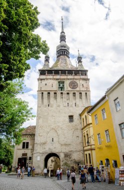 Sighisoara, Romanya - 7 Temmuz 2018: Saat Kulesi, eski bu tarihi şehirde Sur bir sürü turist ziyaret için netrance