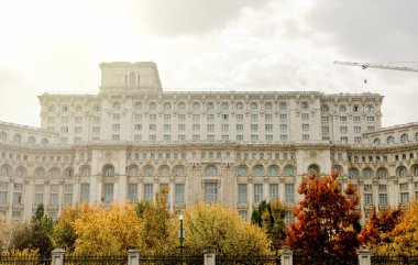 Romanya 'da, Doğu Avrupa' da Çavuşesku komünist diktatörlüğü sırasında inşa edilen Parlamento Sarayı 'na ev sahipliği yapıyor.