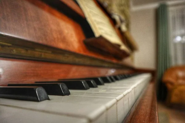 钢琴钥匙和乐谱 — 图库照片