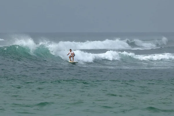 Surfen Auf Den Wellen Des Koggala Strandes Sri Lanka Dezember — Stockfoto