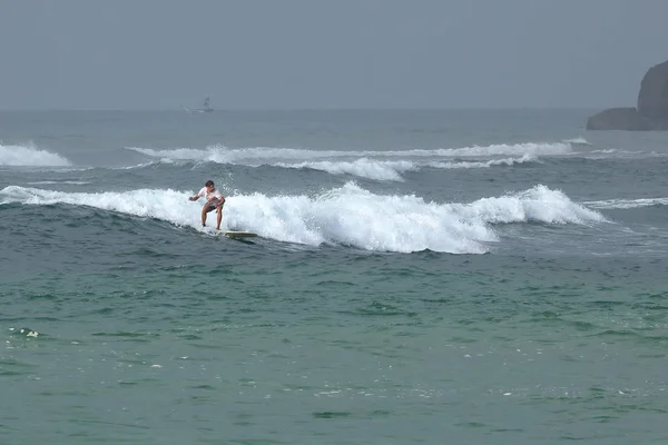 スリランカ コッガラ ビーチの波をサーフィンします 2017 — ストック写真