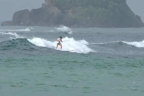 スリランカ コッガラ ビーチの波をサーフィンします 2017 — ストック写真