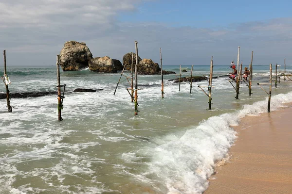 Tepedeki Balıkçılar Sri Lanka Koggala Beach Üzerinde — Stok fotoğraf
