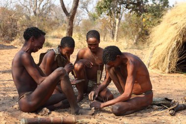 Namibya Bushmen yapıyoruz yangın
