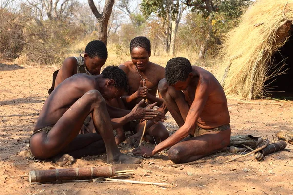 Bushmen Namibia Están Haciendo Fuego — Foto de Stock