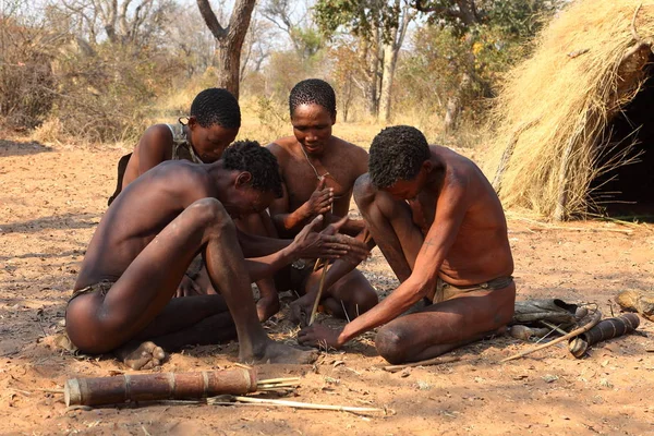 Namibya Bushmen Yapıyoruz Yangın — Stok fotoğraf