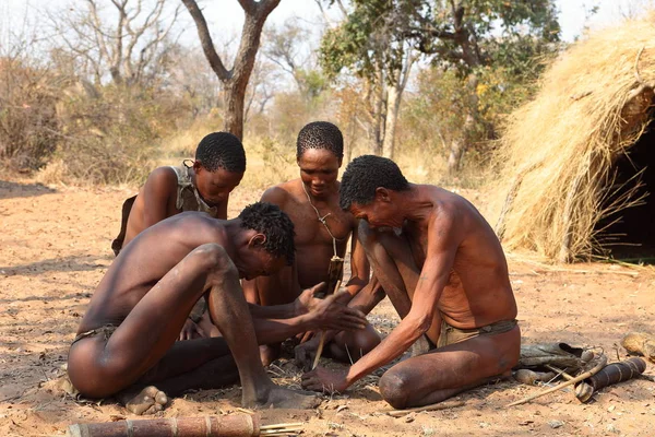 Namibya Bushmen Yapıyoruz Yangın — Stok fotoğraf