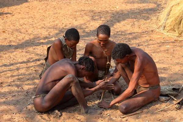 Бушмени Намібії Роблять Вогню — стокове фото