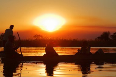 Afrika Okavango Deltası'nda günbatımı