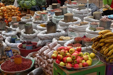 Bulawayo Zimbabve sokak pazarında malların teklif