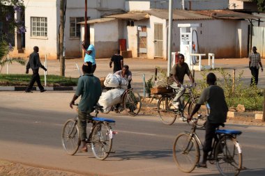 Trafik ve insanlar sokaklarda Lilongwe, Malavi, 22. Eylül 2012