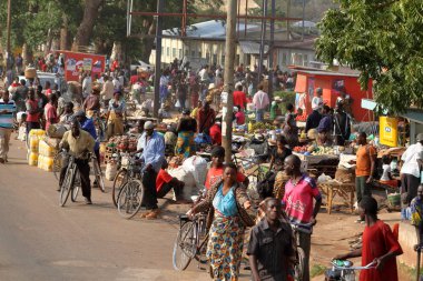 Trafik ve insanlar sokaklarda Lilongwe, Malavi, 22. Eylül 2012