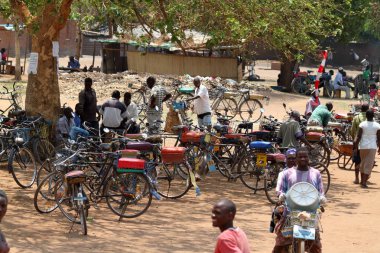 Trafik ve insanlar sokaklarda Lilongwe, Malavi, 22. Eylül 2012