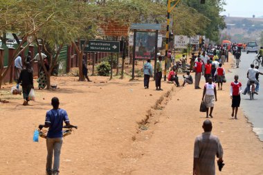 Trafik ve insanlar sokaklarda Lilongwe, Malavi, 22. Eylül 2012