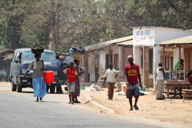 Trafik ve insanlar sokaklarda Lilongwe, Malavi, 22. Eylül 2012