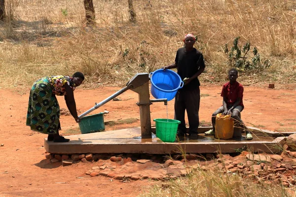 Люди Фермы Приносят Воду Малави Года Сентябрь 2012 — стоковое фото