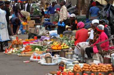 İnsanlar Afrika piyasada Bulawayo Zimbabve, 16. Eylül 2012