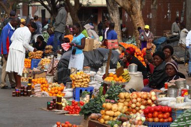 İnsanlar Afrika piyasada Bulawayo Zimbabve, 16. Eylül 2012
