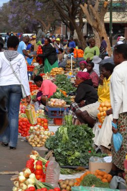 İnsanlar Afrika piyasada Bulawayo Zimbabve, 16. Eylül 2012
