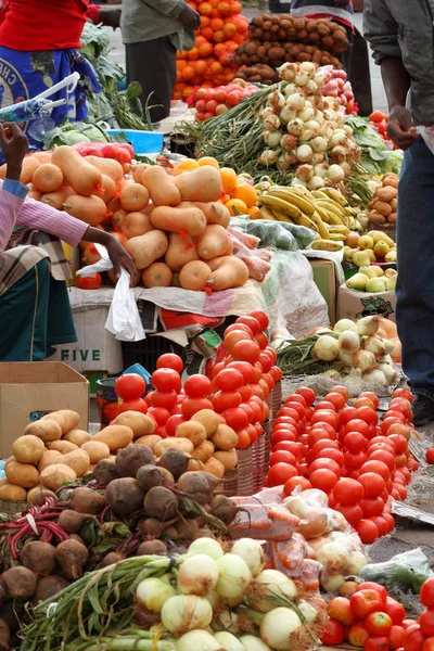 ジンバブエのブラワヨ市場で新鮮な野菜 — ストック写真