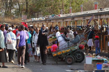 İnsanlar Afrika piyasada Bulawayo Zimbabve, 16. Eylül 2012