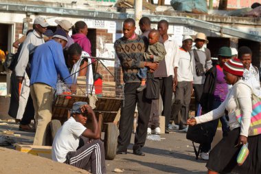 İnsanlar Afrika piyasada Bulawayo Zimbabve, 16. Eylül 2012