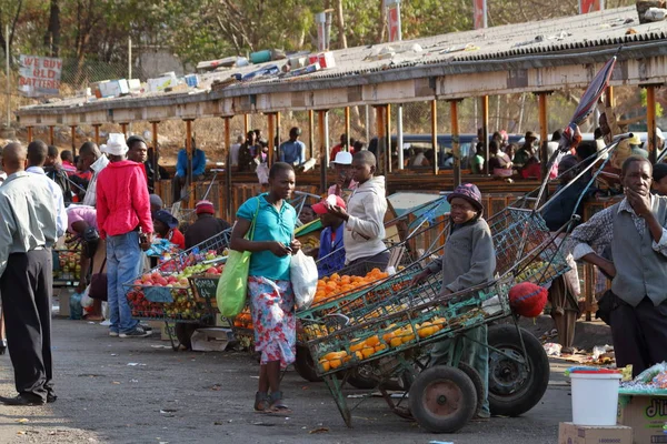 Personas Mercado Africano Bulawayo Zimbabue Septiembre 2012 — Foto de Stock