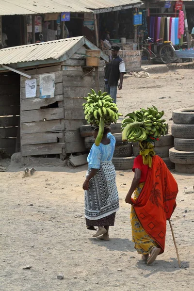 Mulheres Portadoras Mercadorias África Anos Setembro 2012 — Fotografia de Stock