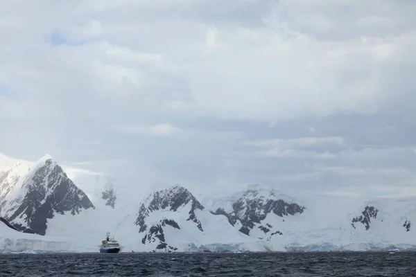 Κρουαζιέρα Πλοίο Στον Ανταρκτικό Ωκεανό — Φωτογραφία Αρχείου