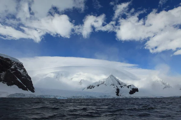 氷と南極大陸の氷河を風景します — ストック写真