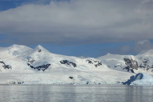 氷と南極大陸の氷河を風景します — ストック写真