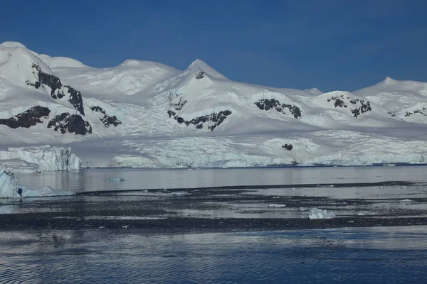 氷と南極大陸の氷河を風景します — ストック写真
