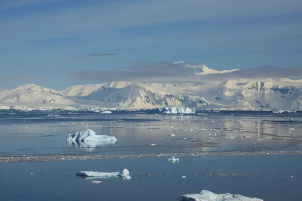 氷と南極大陸の氷河を風景します — ストック写真