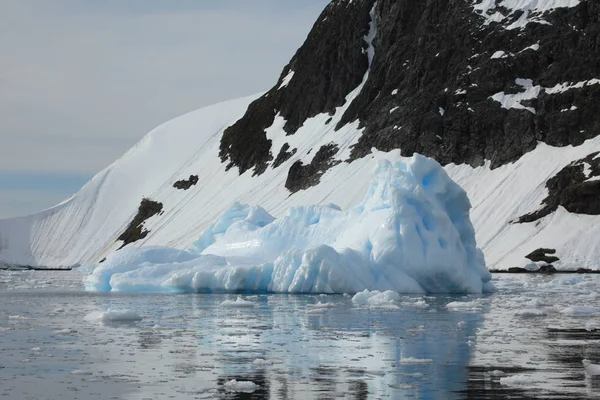 氷と南極大陸の氷河を風景します — ストック写真