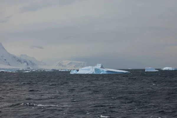 氷と南極大陸の氷河を風景します — ストック写真