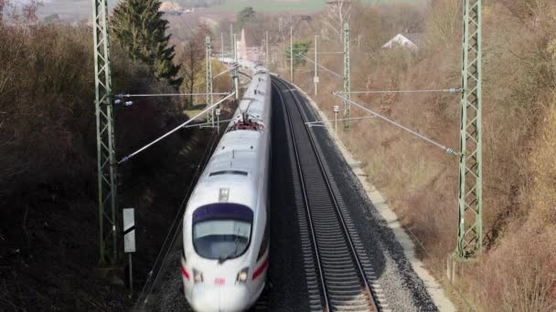 Zug Auf Einer Bahnstrecke — Stockvideo