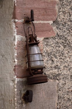 Eski paslı gaz lambası.